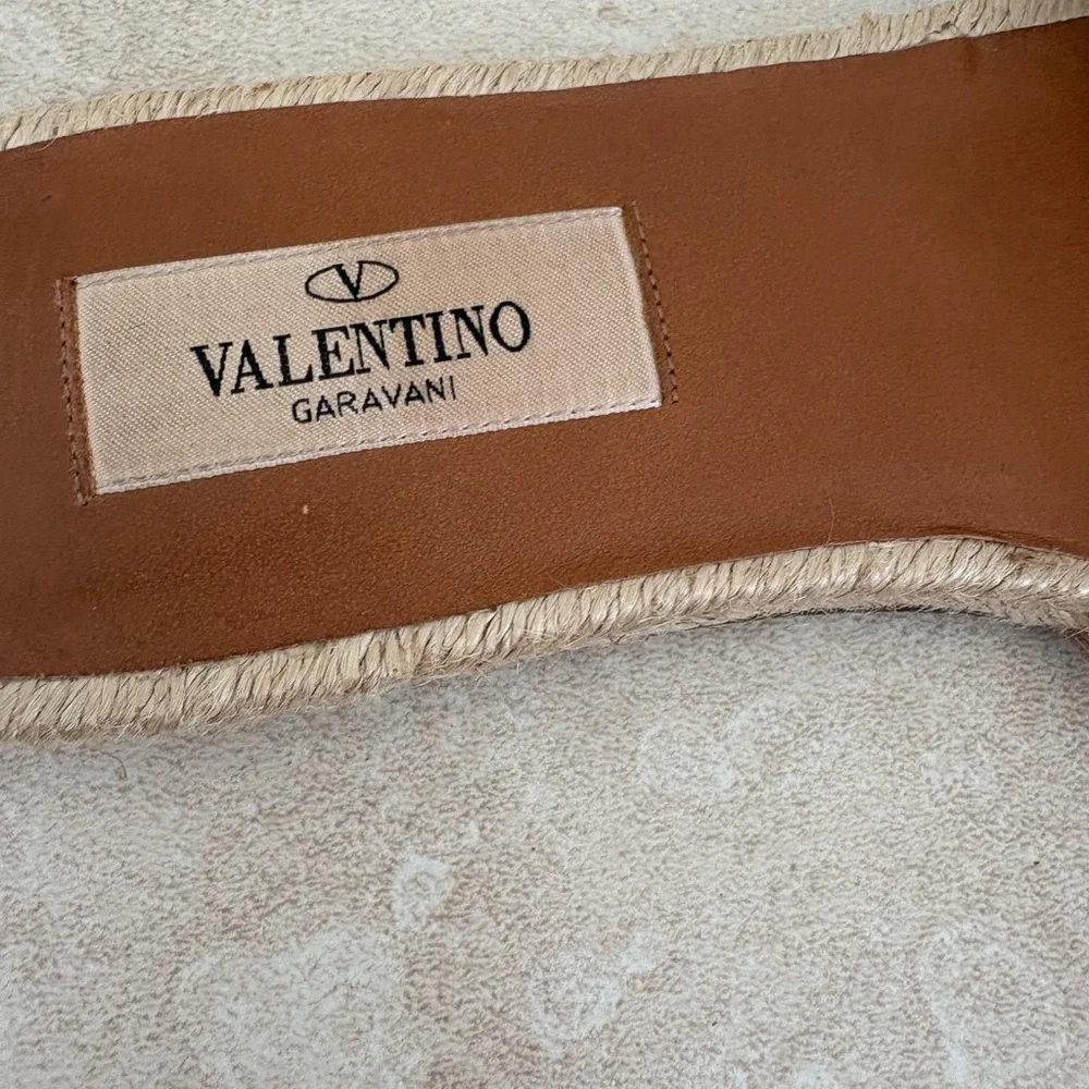 Valentino Garavani Taupe Bow Sandals - Picture 4 of 7